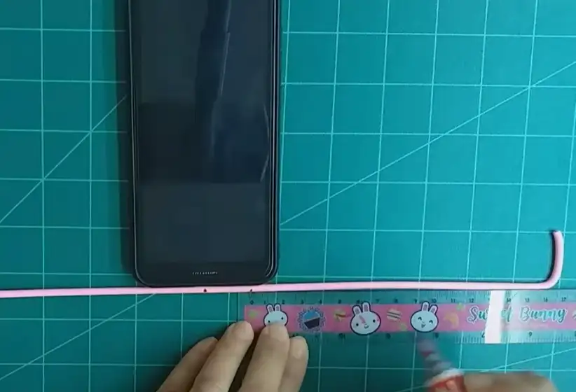 measure the hanger with phone